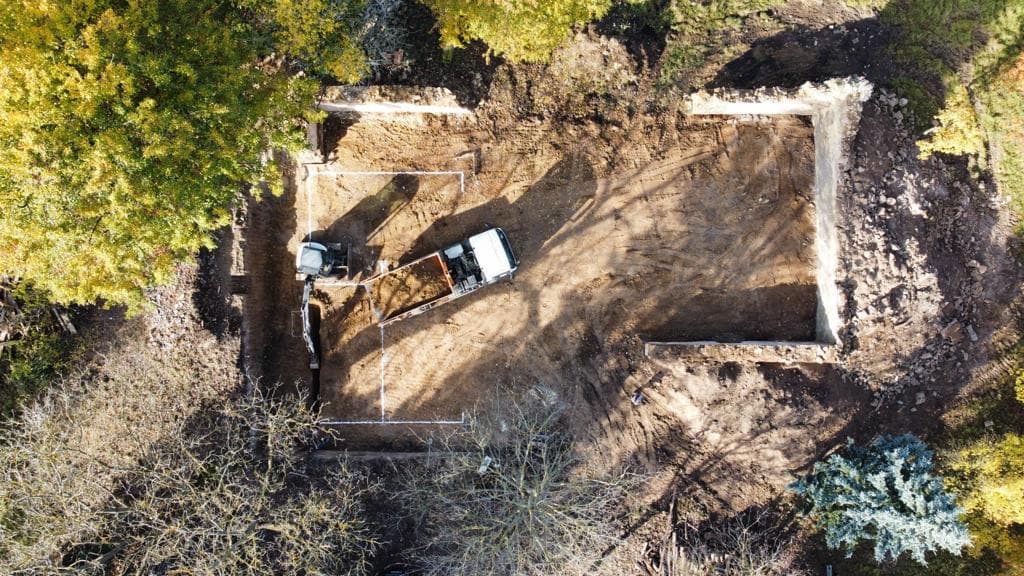 Příprava pozemku a hloubení základů